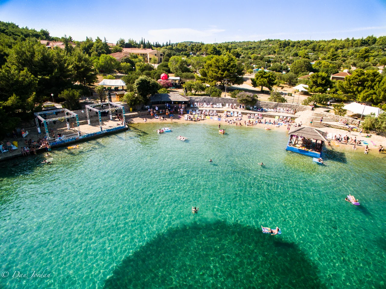 Baia turchese e Beach Stage al The Garden Resort durante Electric Elephant nel 2016