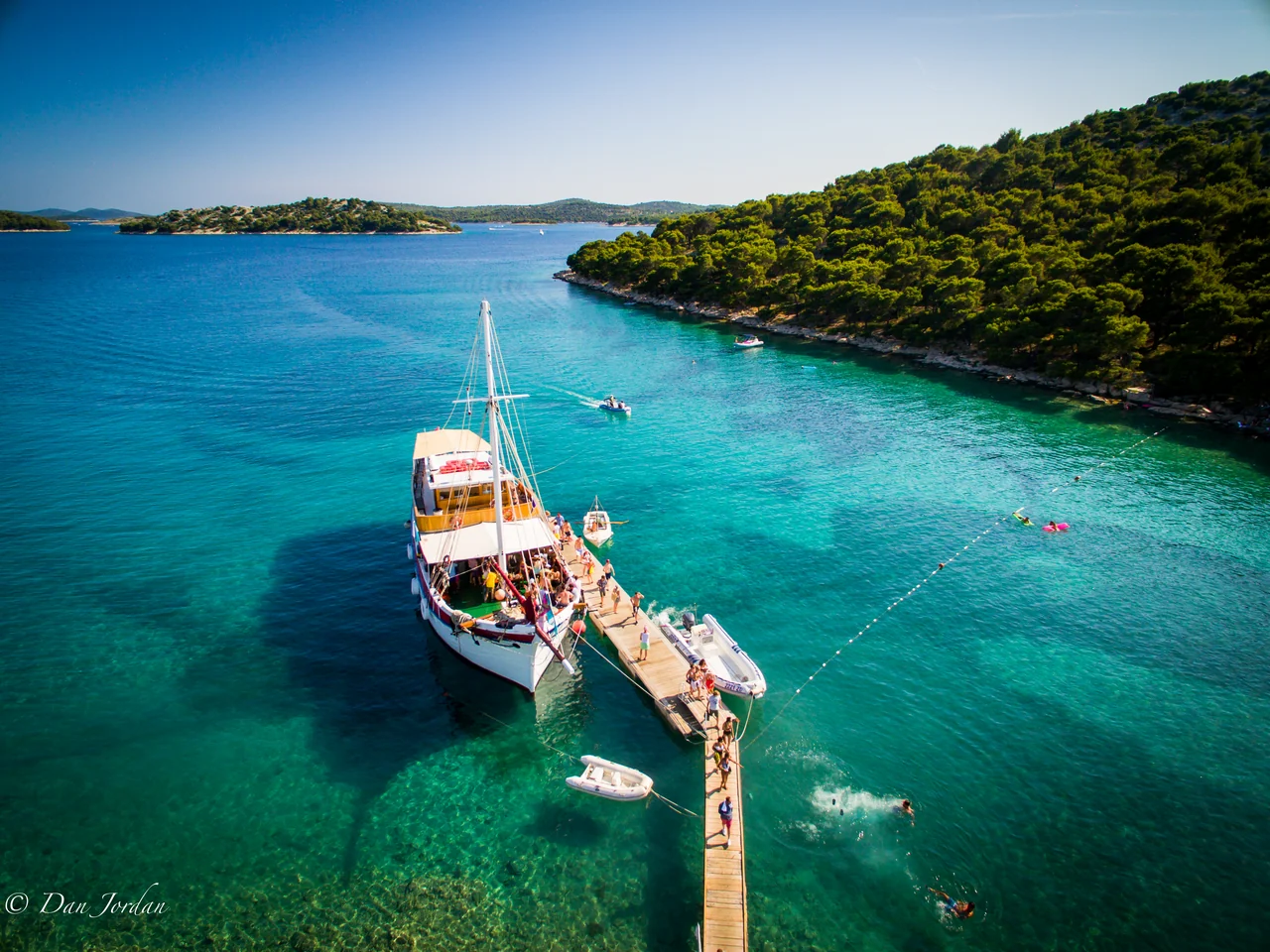 Barca del festival al pontile del The Garden Resort, tra mare turchese e costa boscosa, nel 2016
